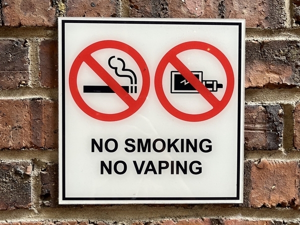 A sign saying no smoking, no vaping